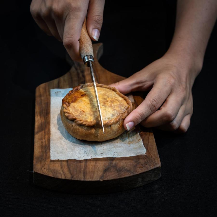 El Llorenc Parc De La Mar - Adults Only Palma de Mallorca Exteriör bild A pork and apple pie being cut