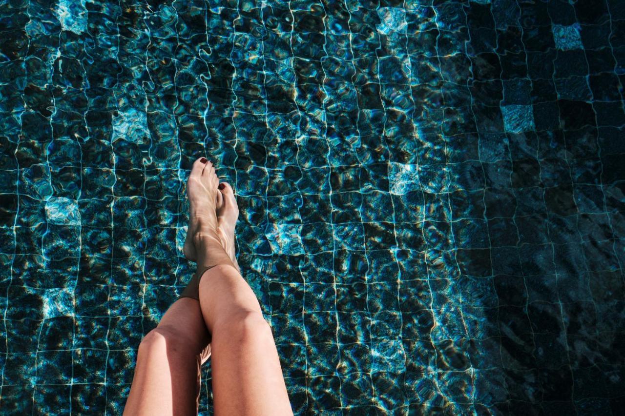 El Llorenc Parc De La Mar - Adults Only Palma de Mallorca Exteriör bild A woman's feet in a swimming pool