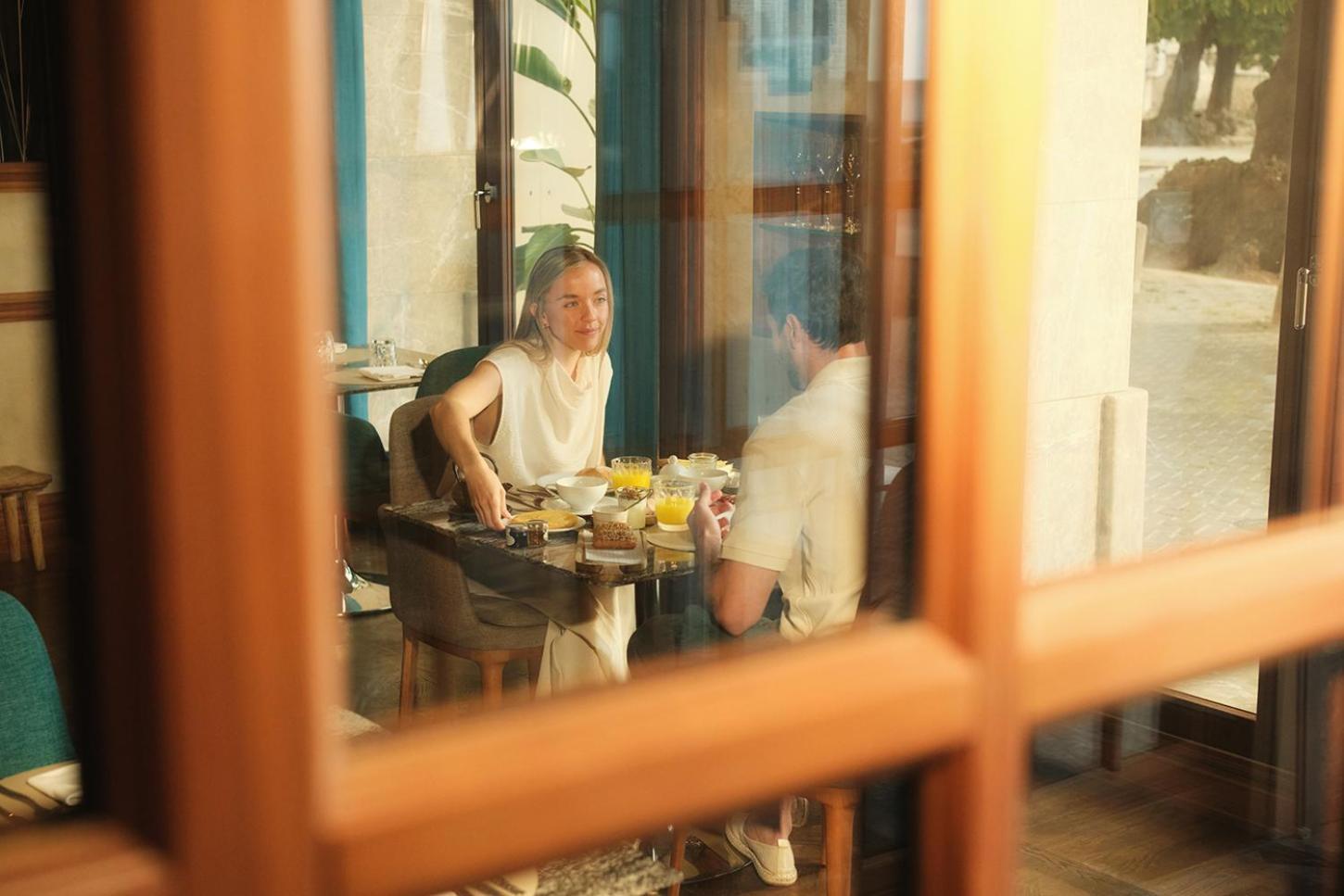 El Llorenc Parc De La Mar - Adults Only Palma de Mallorca Exteriör bild A woman eating at a restaurant in Tbilisi